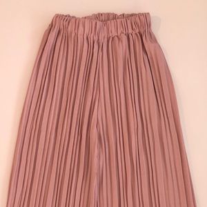 Rose colored pleated cropped pants